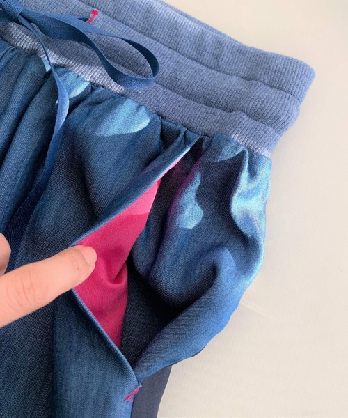 Q(キュー)の「バイカラーデニムジョガーパンツ(デニムパンツ・レディース・ネイビー/カーキ・MEDIUM)」の8枚目の写真