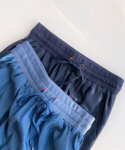 Q(キュー)の「バイカラーデニムジョガーパンツ(デニムパンツ・レディース・ネイビー/カーキ・MEDIUM)」の6枚目の写真