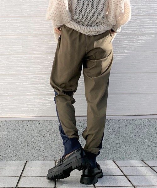 Q(キュー)の「バイカラーデニムジョガーパンツ(デニムパンツ・レディース・ネイビー/カーキ・MEDIUM)」の13枚目の写真