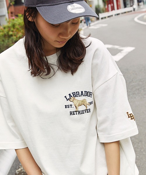 Labrador Retriever（ラブラドールリトリーバー）の「Labrador Retriever/ラブラドールレトリーバー 別注 カレッジロゴ刺繍 ビッグシルエット半袖Tシャツ（Tシャツ/カットソー・メンズ・グリーン/ホワイト/ネイビー/オートミール/スミクロ/ホワイト系/サックスブルー/ブラウン・L/M）」の19枚目の写真