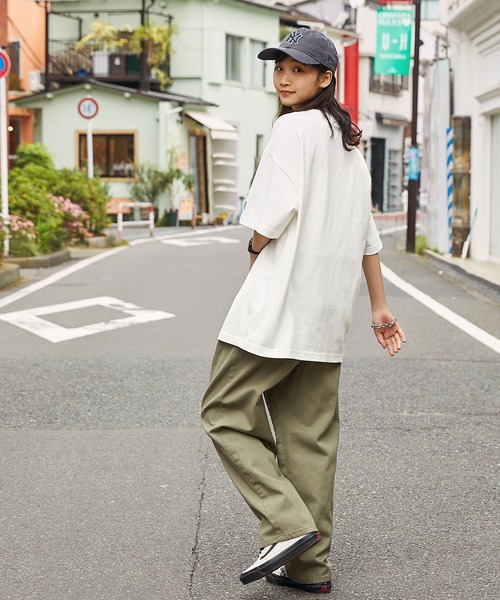 Labrador Retriever（ラブラドールリトリーバー）の「Labrador Retriever/ラブラドールレトリーバー 別注 カレッジロゴ刺繍 ビッグシルエット半袖Tシャツ（Tシャツ/カットソー・メンズ・グリーン/ホワイト/ネイビー/オートミール/スミクロ/ホワイト系/サックスブルー/ブラウン・L/M）」の21枚目の写真