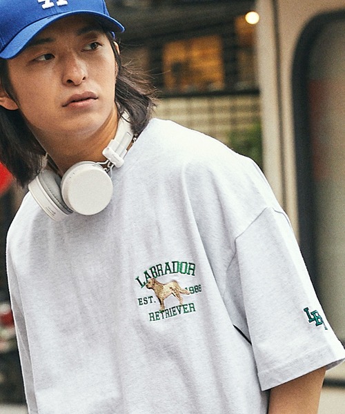 Labrador Retriever（ラブラドールリトリーバー）の「Labrador Retriever/ラブラドールレトリーバー 別注 カレッジロゴ刺繍 ビッグシルエット半袖Tシャツ（Tシャツ/カットソー・メンズ・グリーン/ホワイト/ネイビー/オートミール/スミクロ/ホワイト系/サックスブルー/ブラウン・L/M）」の22枚目の写真