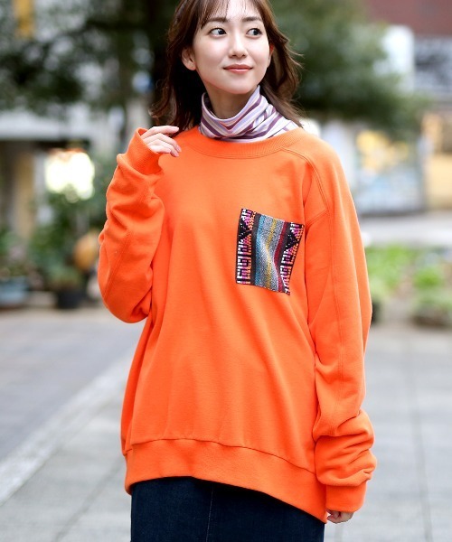 チチカカ（チチカカ）の「パッチポケットスウェットプルオーバー（スウェット・レディース・ブラック/オレンジ/その他1・FREE）」の2枚目の写真