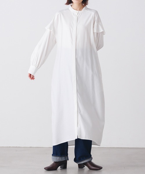 hunch(ハンチ)の「やわらかツイルデニム 袖フリルシャツワンピース | 春夏秋冬 長袖 ライトアウター ベルト付き 膝下丈(シャツワンピース・レディース・オフホワイト・FREE)」の1枚目の写真