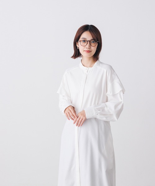 hunch(ハンチ)の「やわらかツイルデニム 袖フリルシャツワンピース | 春夏秋冬 長袖 ライトアウター ベルト付き 膝下丈(シャツワンピース・レディース・オフホワイト・FREE)」の4枚目の写真