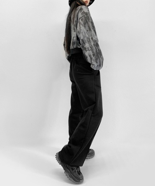 LVEU.（ラブユ.）の「【ZOZOTOWN限定】Tie-dye cropped design top / タイダイ柄クロップドデザイントップス（Tシャツ/カットソー・レディース・ブラック・FREE）」の4枚目の写真
