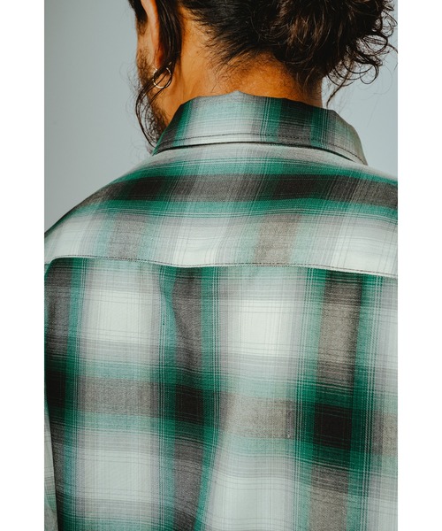 BIG MIKE(ビッグマイク)の「BIG MIKE ビックマイク / 26春夏新作 セットアップ対応 長袖 レーヨンミックス オンブレチェックシャツ 脇スリットタイプ //// 102615200 102615201 102615202 102615204(シャツ/ブラウス・メンズ・ホワイト×ネイビー/ブラック×ホワイト/グレー×ピンク/ホワイト×グリーン・MEDIUM/LARGE/X-LARGE/XX-LARGE)」の10枚目の写真