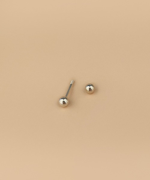 CEMONEMO(セモネモ)の「【金属アレルギー対応】 デイリー メタルボール ポイント ピアス / silver925(ピアス(両耳用)・レディース・ゴールド/シルバー・FREE)」の2枚目の写真