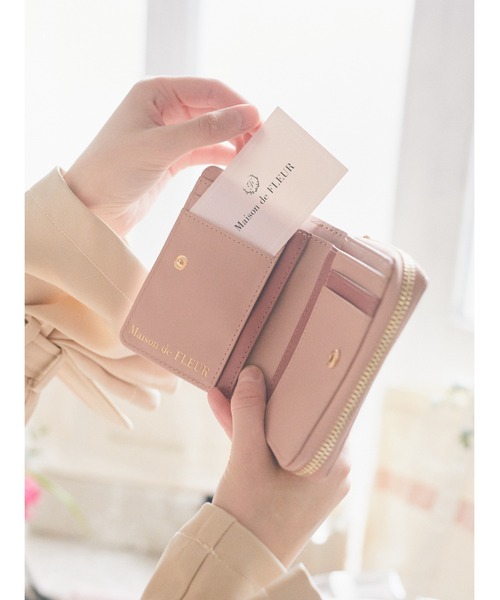完売品 Maison de FLEURビジューロゴミニウォレット Maison de FLEUR（メゾンドフルール）の「ビジューロゴミニウォレット
