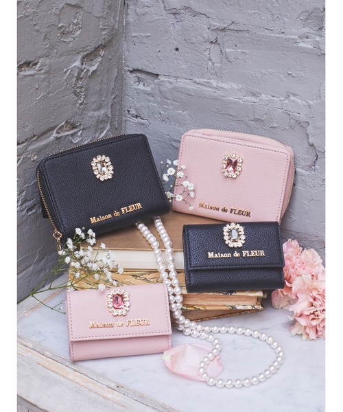 完売品 Maison de FLEURビジューロゴミニウォレット Maison de FLEUR（メゾンドフルール）の「ビジューロゴミニウォレット