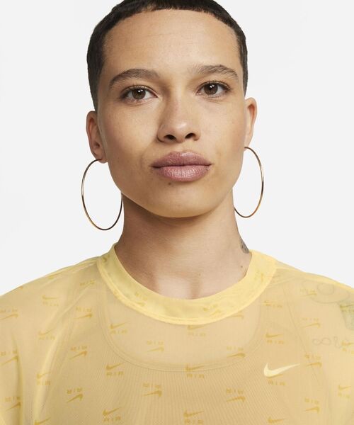 NIKE（ナイキ）の「ナイキ エア ウィメンズ プリント メッシュ ショートスリーブ クロップ トップ / Nike Air Women's Printed Mesh Short-Sleeve Crop Top（Tシャツ/カットソー・レディース・ブラック/ゴールド・XL/S/L/XS/2XL/M）」の20枚目の写真