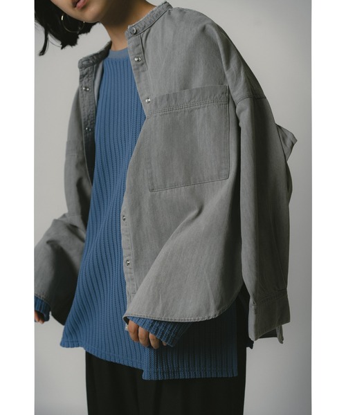 ottilie(オティーリエ)の「ottilie ノーカラーデニムシャツ(シャツ/ブラウス・レディース・ブラック/グレー・FREE)」の2枚目の写真