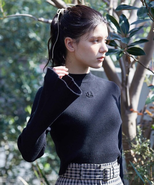 archives（アルシーヴ）の「ロゴエンボスフレアスリーブニット