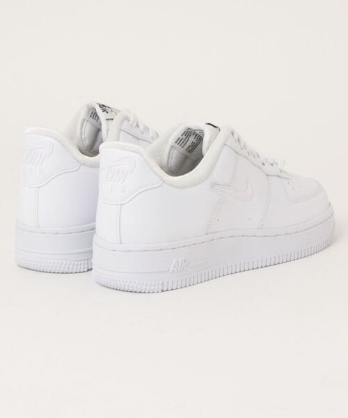 NIKE（ナイキ）の「【NIKE】ナイキ エア フォース 1 07  SE（スニーカー・レディース・ホワイト・23.5cm/22.5cm/23/24.5cm/25/24/25.5cm）」の2枚目の写真