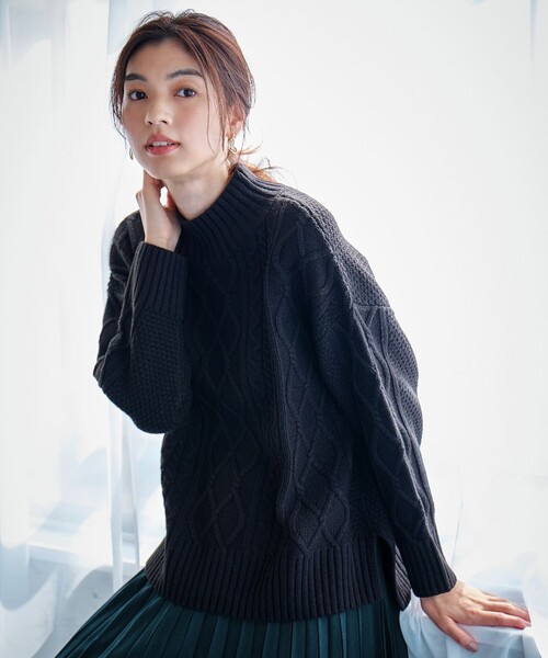 ANY(エニィ)の「【6色展開】ソフトアクリルハイネックケーブルニット(ニット/セーター・レディース・ダークブラウン系/ブラック系/ワイン系/アイボリー系/ブルー系/オールドローズ系・4)」の14枚目の写真