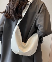 レザー調三日月型ショルダーバッグ