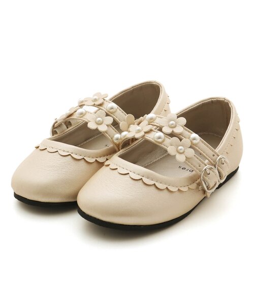 apres les cours（アプレレクール）の「お花モチーフストラップシューズ（パンプス・キッズ・オフホワイト/ブラック・18/19/16/14/15 /20/17）」の2枚目の写真