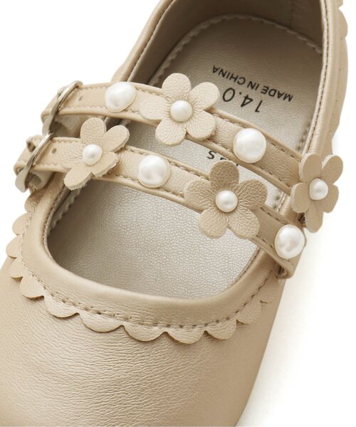 apres les cours（アプレレクール）の「お花モチーフストラップシューズ（パンプス・キッズ・オフホワイト/ブラック・18/19/16/14/15 /20/17）」の10枚目の写真