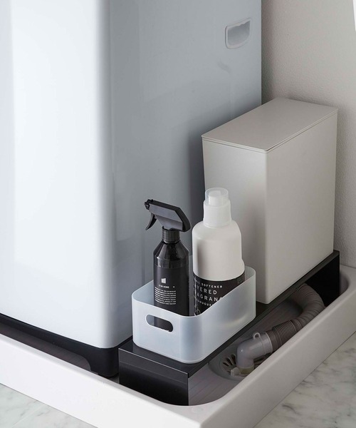 tower（タワー）の「tower(タワー) 伸縮洗濯機排水口上ラック（ランドリーグッズ・レディース・ブラック/ホワイト・F）」の2枚目の写真