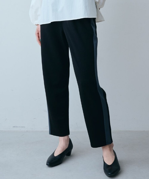 IEDIT(イディット)の「IEDIT 布はく見えカットソー素材のサイドライン入りテーパードパンツ(その他パンツ・レディース・キャメル/ブラック・MEDIUM/LARGE/X-LARGE/XX-LARGE/SMALL/XXX-LARGE)」の2枚目の写真