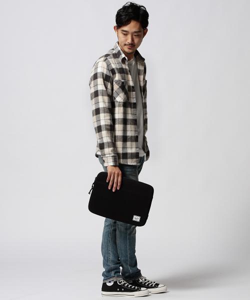 BEAMS（ビームス）の「Herschel×BEAMS / 別注 ANCHORS （クラッチバッグ・メンズ・グレー/ブラック/ネイビー・ONE SIZE）」の17枚目の写真