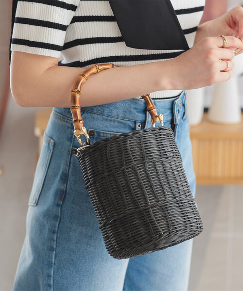 KOBE LETTUCE（コウベレタス）の「バンブーハンドルラタンバッグ（ハンドバッグ・レディース・ブラック/ベージュ・F）」の2枚目の写真