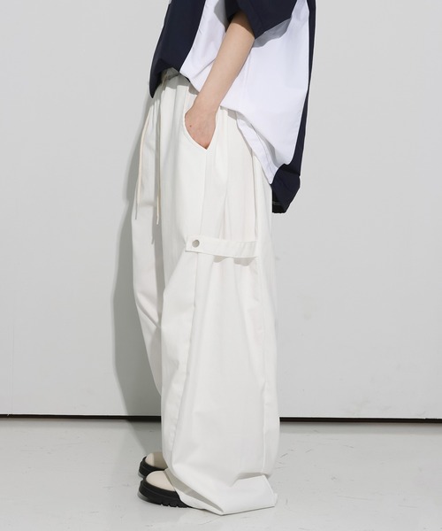 FOLLOWIN（フォロウィン）の「[UNISEX][カタチ綺麗！！]サイドスナップダブルアジャストバルーンワイドパンツ（カーゴパンツ・レディース・ホワイト/ブラック・FREE）」の2枚目の写真