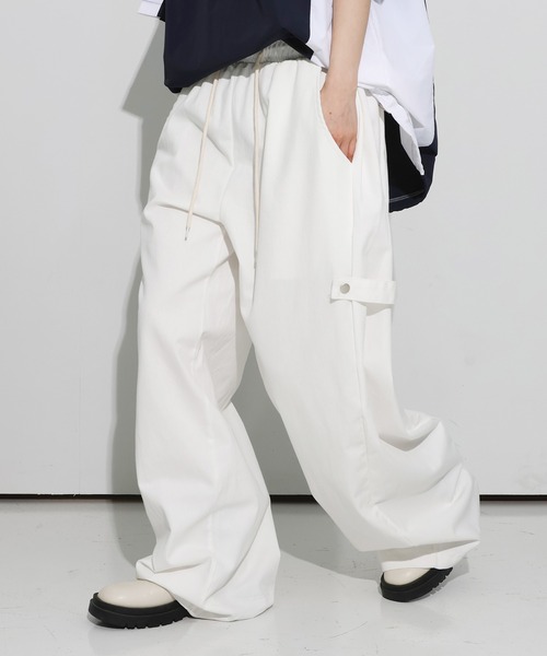 FOLLOWIN（フォロウィン）の「[UNISEX][カタチ綺麗！！]サイドスナップダブルアジャストバルーンワイドパンツ（カーゴパンツ・レディース・ホワイト/ブラック・FREE）」の3枚目の写真