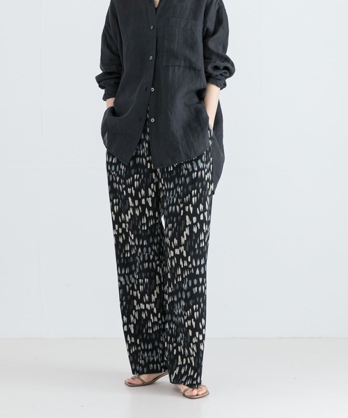 URBAN RESEARCH（アーバンリサーチ）の「ブラッシュプリントギャザーパンツ（その他パンツ・レディース・ブラック系その他/ホワイト系その他・FREE）」の2枚目の写真
