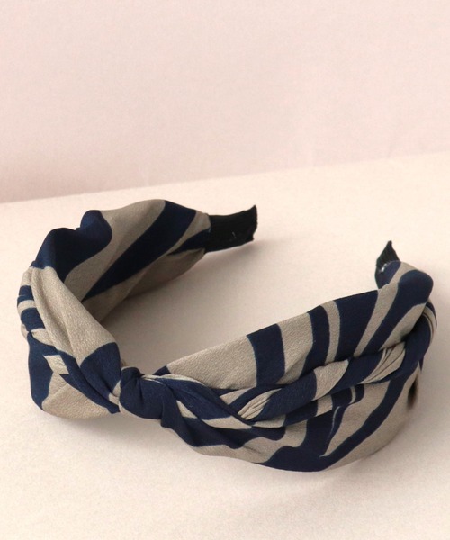 Three Four Time（ｽﾘｰﾌｫｰﾀｲﾑ）の「ニュアンスラインプリントカチューシャ（カチューシャ・レディース・カーキ/ブルー/ブラウン・FREE）」の3枚目の写真