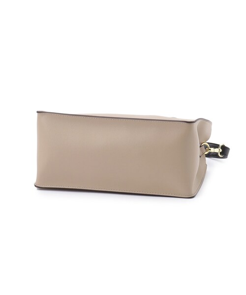 SHOO・LA・RUE（シューラルー）の「◆【2WAY】きれいめコーデに 一枚革風スクエアトートバッグ（トートバッグ・レディース・シルバー/ブラック/ベージュ系4・00）」の8枚目の写真