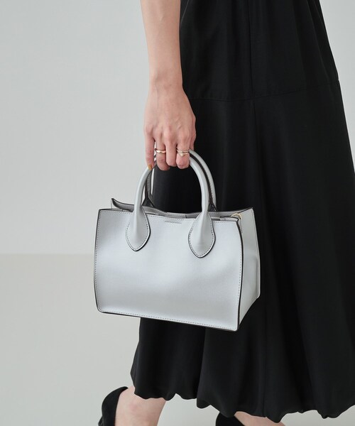 SHOO・LA・RUE（シューラルー）の「◆【2WAY】きれいめコーデに 一枚革風スクエアトートバッグ（トートバッグ・レディース・シルバー/ブラック/ベージュ系4・00）」の13枚目の写真