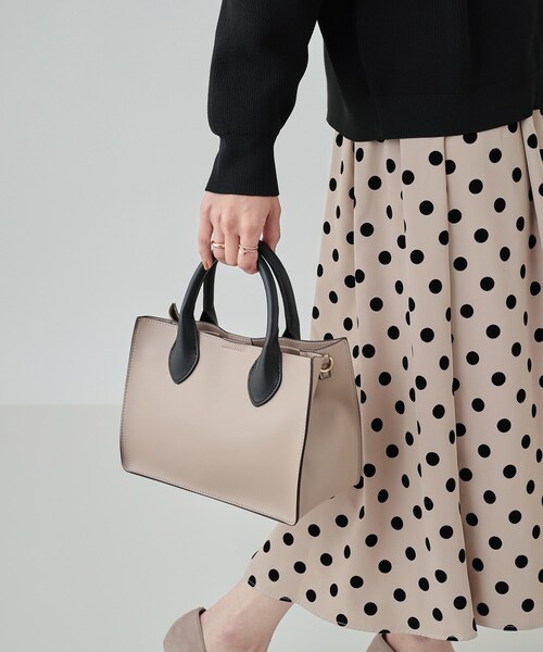 SHOO・LA・RUE（シューラルー）の「◆【2WAY】きれいめコーデに 一枚革風スクエアトートバッグ（トートバッグ・レディース・シルバー/ブラック/ベージュ系4・00）」の17枚目の写真