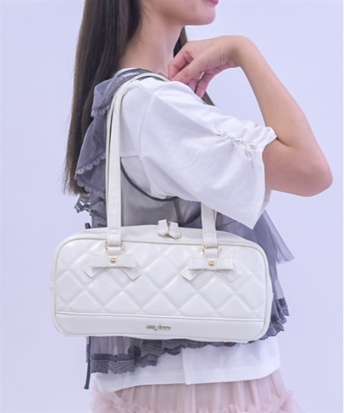 axes femme（アクシーズファム）の「ヨコ型キルトボストンバッグ（ボストンバッグ・レディース・ホワイト/ブラック・FREE）」の3枚目の写真