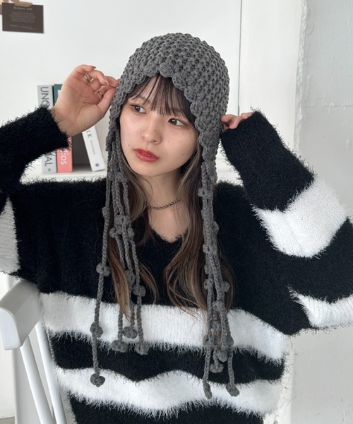 CLEA（クレア）の「ポンポン付きフードニットキャップ（ニットキャップ/ビーニー・レディース・レッド/ベージュ/アイボリー/ブラック/グレー・FREE）」の3枚目の写真