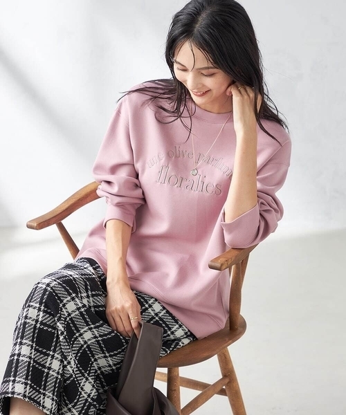 a.v.v(アーヴェヴェ)の「大人のロゴ刺繍ダンボールスウェット(スウェット・レディース・ライトピンク/グレー系その他/グレー/ミント・34/36/38/40/42)」の1枚目の写真