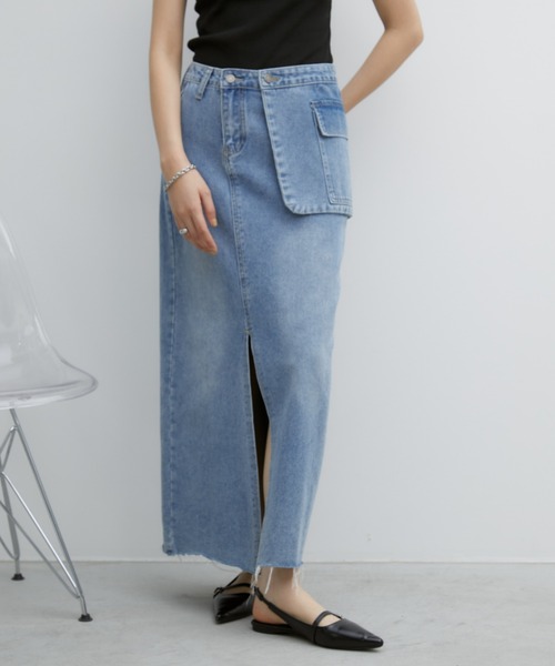 Aunt Marie's(アントマリーズ)の「アシメサロン付きスリットデニムロングスカート(デニムスカート・レディース・ブルー・FREE/S)」の1枚目の写真