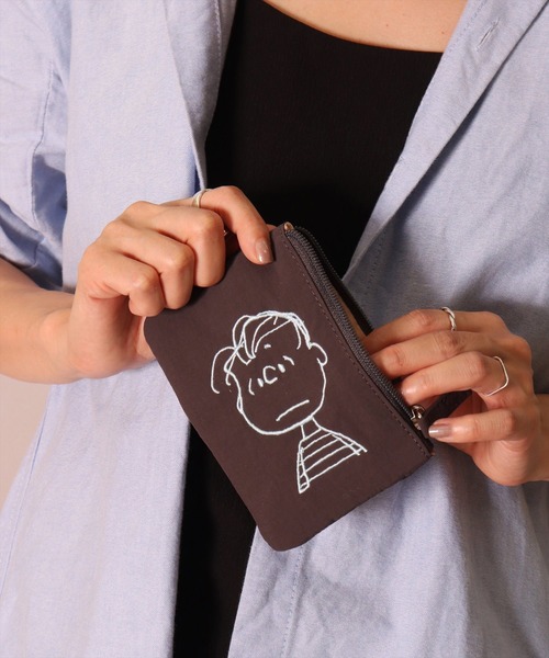 PEANUTS（ピーナッツ）の「(ACT)【PEANUTS】フェイス 刺繍 ナイロン パスポーチ（パスケース・レディース・ライトピンク/ダークベージュ/ブラック/チャコールグレー/イエロー/アイボリー/セージグリーン/スカイブルー・ONE SIZE）」の4枚目の写真