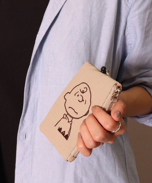 PEANUTS（ピーナッツ）の「(ACT)【PEANUTS】フェイス 刺繍 ナイロン パスポーチ（パスケース・レディース・ライトピンク/ダークベージュ/ブラック/チャコールグレー/イエロー/アイボリー/セージグリーン/スカイブルー・ONE SIZE）」の5枚目の写真