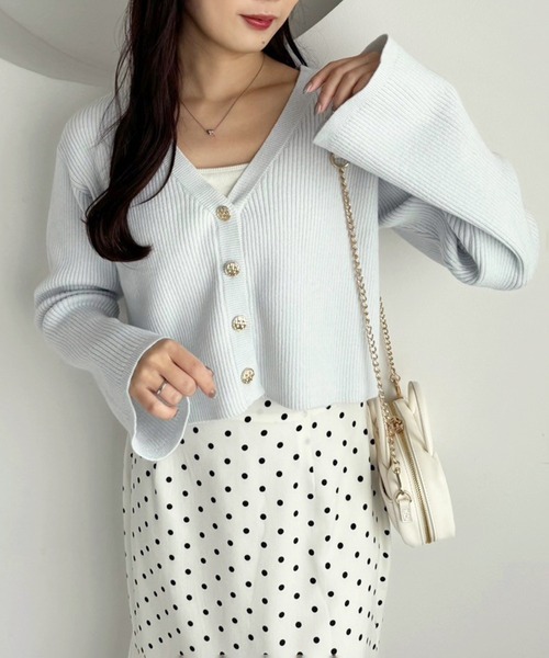 one after another NICE CLAUP（ワンアフターアナザーナイスクラップ）の「ゴールドボタンカーディガン【WEB限定商品】（カーディガン/ボレロ・レディース・ピンク/オフホワイト/サックスブルー/ブラック/ホワイト×ブラック・FREE）」の4枚目の写真