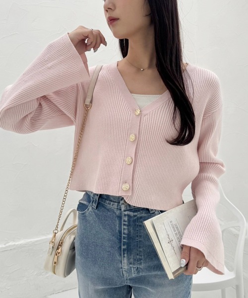 one after another NICE CLAUP（ワンアフターアナザーナイスクラップ）の「ゴールドボタンカーディガン【WEB限定商品】（カーディガン/ボレロ・レディース・ピンク/オフホワイト/サックスブルー/ブラック/ホワイト×ブラック・FREE）」の5枚目の写真