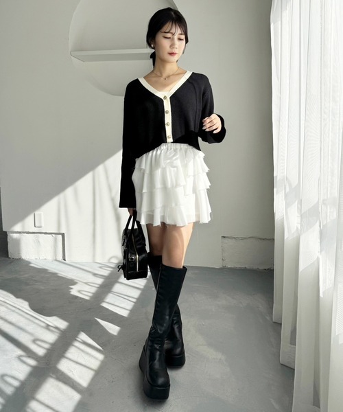 one after another NICE CLAUP（ワンアフターアナザーナイスクラップ）の「ゴールドボタンカーディガン【WEB限定商品】（カーディガン/ボレロ・レディース・ピンク/オフホワイト/サックスブルー/ブラック/ホワイト×ブラック・FREE）」の7枚目の写真