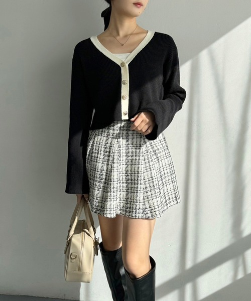 one after another NICE CLAUP（ワンアフターアナザーナイスクラップ）の「ゴールドボタンカーディガン【WEB限定商品】（カーディガン/ボレロ・レディース・ピンク/オフホワイト/サックスブルー/ブラック/ホワイト×ブラック・FREE）」の10枚目の写真