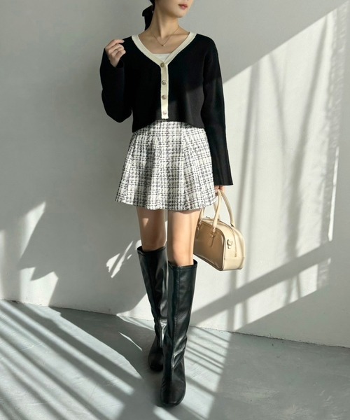 one after another NICE CLAUP（ワンアフターアナザーナイスクラップ）の「ゴールドボタンカーディガン【WEB限定商品】（カーディガン/ボレロ・レディース・ピンク/オフホワイト/サックスブルー/ブラック/ホワイト×ブラック・FREE）」の9枚目の写真