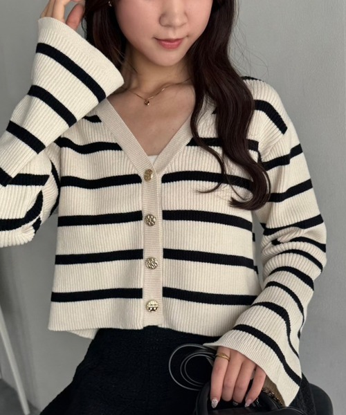 one after another NICE CLAUP（ワンアフターアナザーナイスクラップ）の「ゴールドボタンカーディガン【WEB限定商品】（カーディガン/ボレロ・レディース・ピンク/オフホワイト/サックスブルー/ブラック/ホワイト×ブラック・FREE）」の17枚目の写真