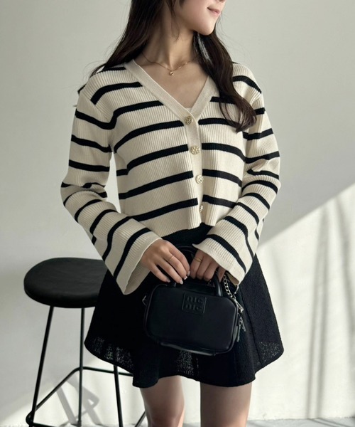 one after another NICE CLAUP（ワンアフターアナザーナイスクラップ）の「ゴールドボタンカーディガン【WEB限定商品】（カーディガン/ボレロ・レディース・ピンク/オフホワイト/サックスブルー/ブラック/ホワイト×ブラック・FREE）」の15枚目の写真