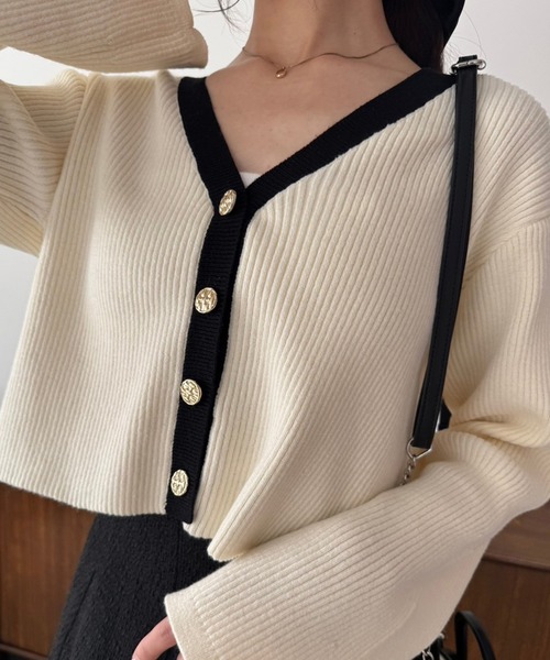 one after another NICE CLAUP（ワンアフターアナザーナイスクラップ）の「ゴールドボタンカーディガン【WEB限定商品】（カーディガン/ボレロ・レディース・ピンク/オフホワイト/サックスブルー/ブラック/ホワイト×ブラック・FREE）」の21枚目の写真