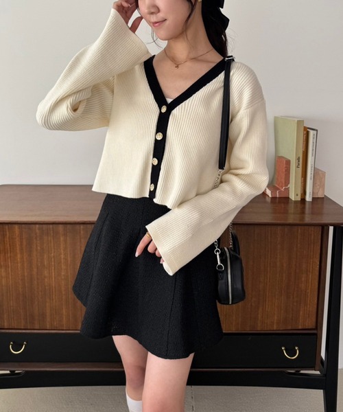 one after another NICE CLAUP（ワンアフターアナザーナイスクラップ）の「ゴールドボタンカーディガン【WEB限定商品】（カーディガン/ボレロ・レディース・ピンク/オフホワイト/サックスブルー/ブラック/ホワイト×ブラック・FREE）」の19枚目の写真