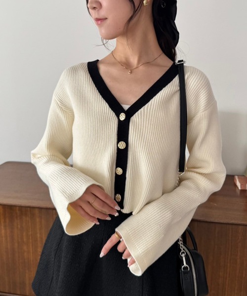 one after another NICE CLAUP（ワンアフターアナザーナイスクラップ）の「ゴールドボタンカーディガン【WEB限定商品】（カーディガン/ボレロ・レディース・ピンク/オフホワイト/サックスブルー/ブラック/ホワイト×ブラック・FREE）」の20枚目の写真