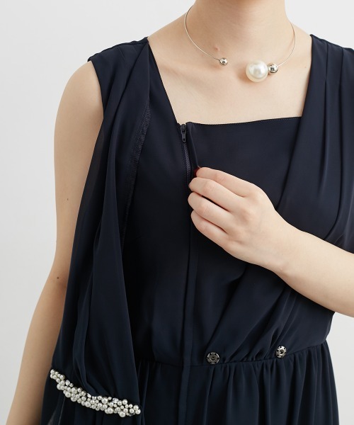 Jolie et Jolie(ジョリーエジョリー)の「2点セット(ウエストビジュー前開きワンピースドレス+ジョーゼットボレロ)(ドレス・レディース・ネイビー/ブラック・5L/4L/3L/LL/L)」の13枚目の写真